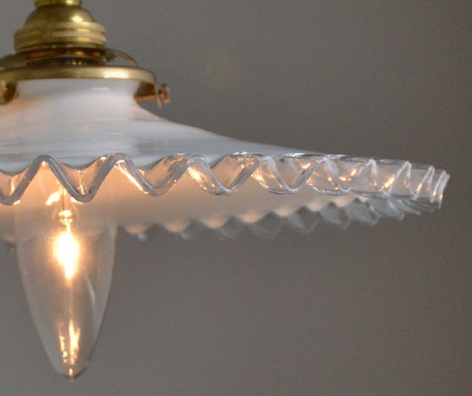 ペンダントライト　照明・ライティング　フランスで見つけたフリルシェード、アンティークペンダントライト（コード・シャンデリア電球・ギャラリーA付き）。使えるものだけ選んできましたアンティークなのでキズや汚れ、カケなどは必ずありますが、使えると判断したものだけを吟味して選んできました。(m-1461-z)