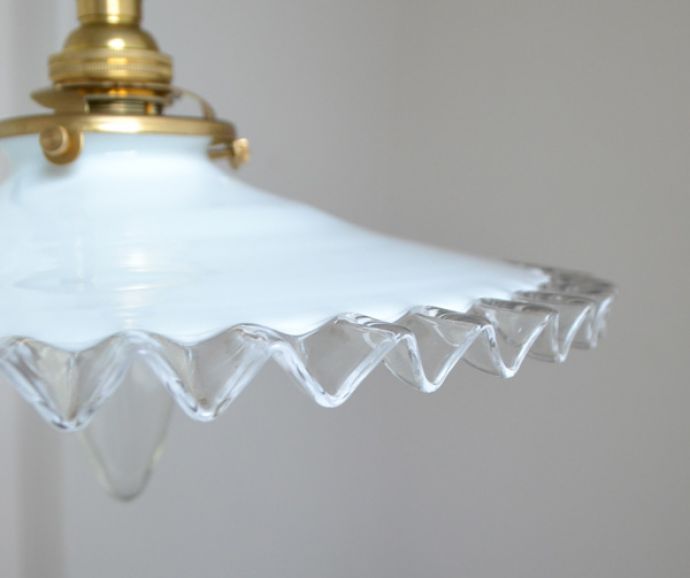 ペンダントライト　照明・ライティング　フランスで見つけたフリルシェード、アンティークペンダントライト（コード・シャンデリア電球・ギャラリーA付き）。アンティークらしいデザインこだわりたい方におススメのアンティークのシェード。(m-1461-z)