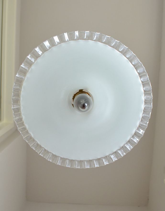 ペンダントライト　照明・ライティング　フランスで見つけたフリルシェード、アンティークペンダントライト（コード・シャンデリア電球・ギャラリーA付き）。下から見上げると･･･実際に取り付けてカウンターやダイニングの下からのぞくとこんな感じです。(m-1461-z)