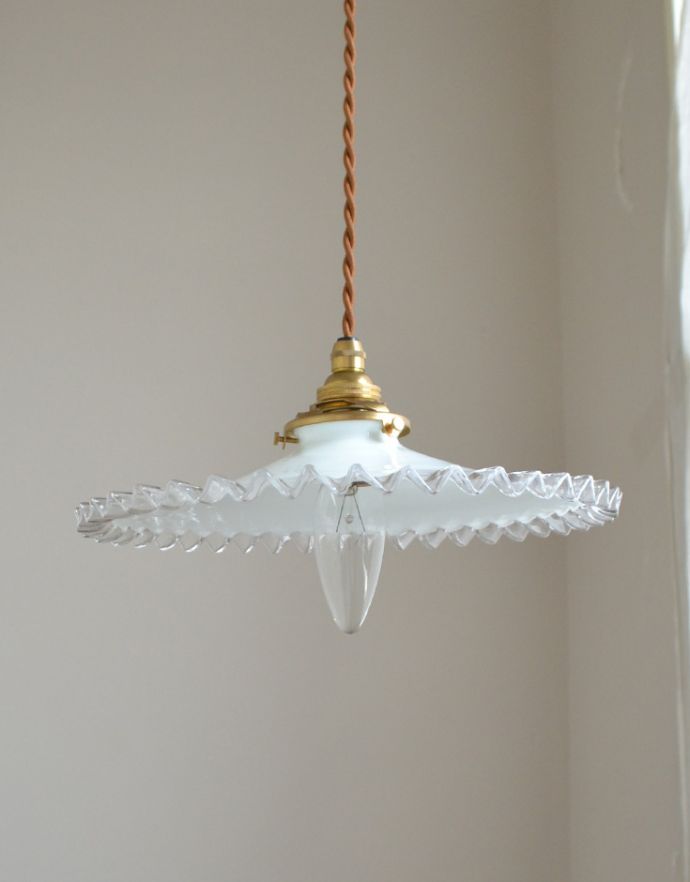 ペンダントライト　照明・ライティング　フランスで見つけたフリルシェード、アンティークペンダントライト（コード・シャンデリア電球・ギャラリーA付き）。取り付け金具は日本仕様シェードはアンティークですが、取り付け金具は日本仕様の新しいものです。(m-1461-z)