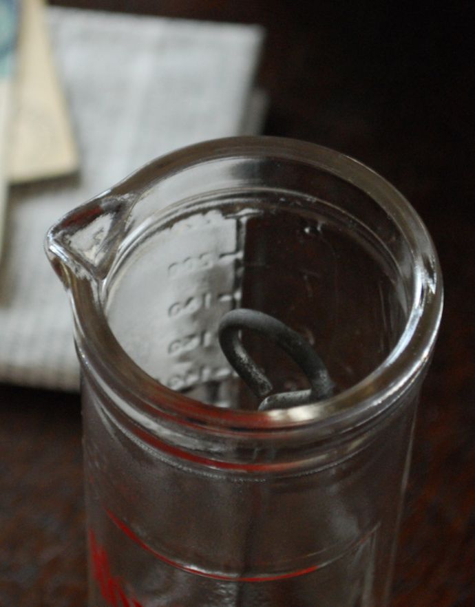 アンティーク 雑貨のガラス小物　アンティーク雑貨　イギリスのアンティーク雑貨、ホーリックスミキサー（Horlicks Mixer）。上から見ると小さな注ぎ口が付いています。(m-1468-z)