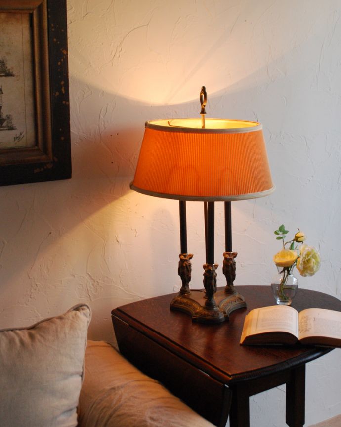 スタンドライト 照明・ライティング ホテル気分を感じられるアンティークベッドサイドテーブルランプ(シェード付き)(E26球×2) 。電気を付けると・・・シェードを通した灯りは、とっても柔らか。(m-1477-z)