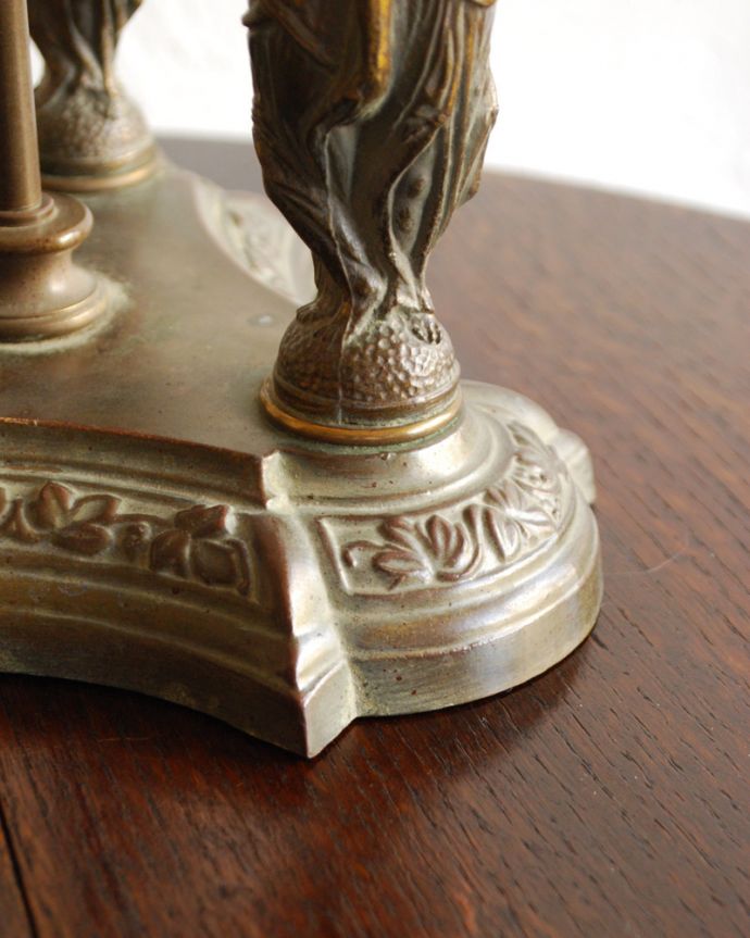 スタンドライト 照明・ライティング ホテル気分を感じられるアンティークベッドサイドテーブルランプ(シェード付き)(E26球×2) 。安定感のあるスタンドです。(m-1477-z)