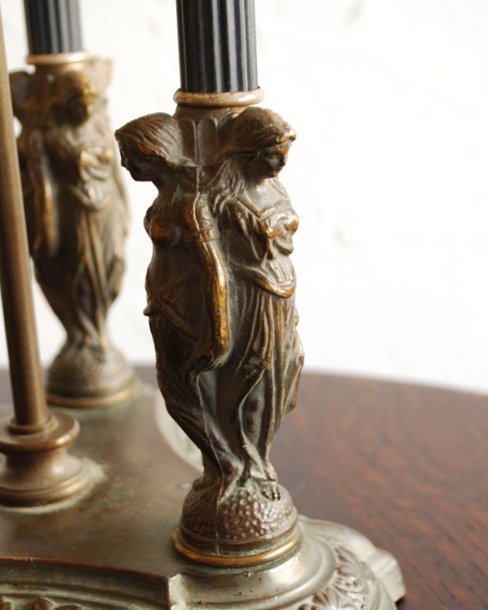 スタンドライト 照明・ライティング ホテル気分を感じられるアンティークベッドサイドテーブルランプ(シェード付き)(E26球×2) 。スタンドにも繊細で美しい装飾が付いています。(m-1477-z)