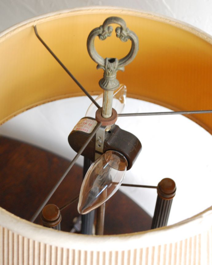 スタンドライト 照明・ライティング ホテル気分を感じられるアンティークベッドサイドテーブルランプ(シェード付き)(E26球×2) 。電球は2灯です。(m-1477-z)