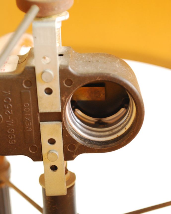 スタンドライト 照明・ライティング ホテル気分を感じられるアンティークベッドサイドテーブルランプ(シェード付き)(E26球×2) 。しっかりオーバーホウルをしたので、ご安心下さい。(m-1477-z)