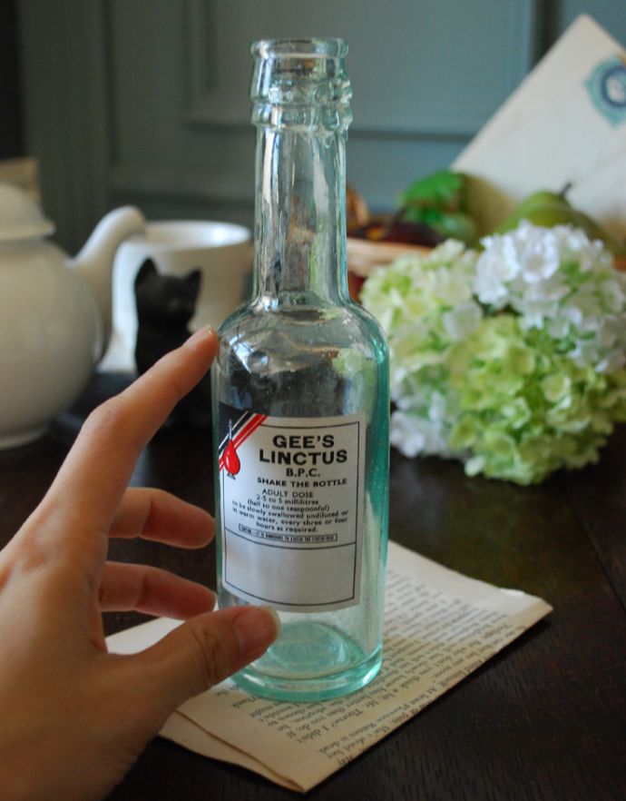 アンティーク ガラスボトル アンティーク雑貨 ステッカー付きアンティークガラスボトル(GEES LINCTUS)。一つ一つ違うガラスの表情なんとなくゆがんでいたり、気泡が入っていたり・・・そこがアンティークらしさです。(m-1494-z)