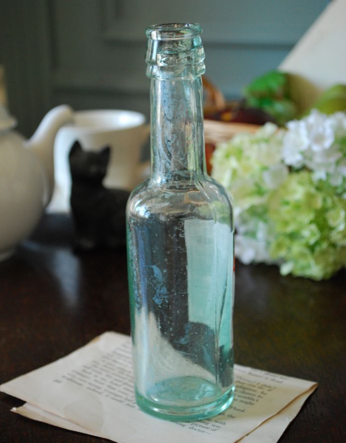 アンティーク ガラスボトル アンティーク雑貨 ステッカー付きアンティークガラスボトル(GEES LINCTUS)。後ろ側を見ると・・・アンティークなので多少のキズ・汚れがある場合があります。(m-1494-z)