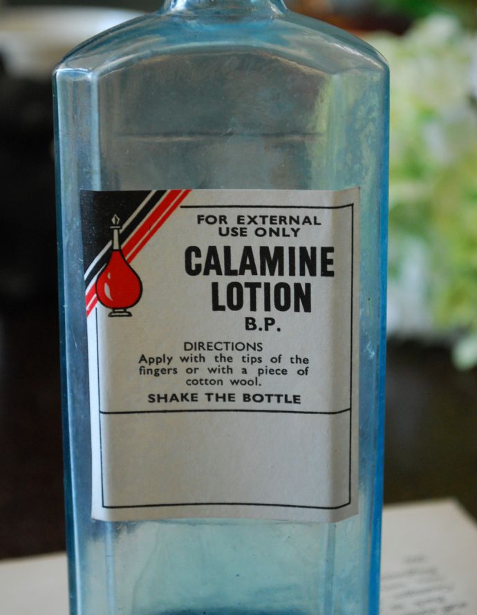 アンティーク ガラスボトル アンティーク雑貨 ステッカー付きアンティークガラスボトル( CALAMINE LOTION )。ほっこりした気分になるアンティークのガラス瓶今の時代、プラスチックやペットボトルが当たり前だけれど、当時はこんなに可愛いビンの中に入れられていたんだな・・・って。(m-1499-z)