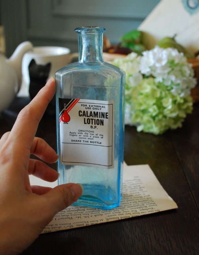 アンティーク ガラスボトル アンティーク雑貨 ステッカー付きアンティークガラスボトル( CALAMINE LOTION )。一つ一つ違うガラスの表情なんとなくゆがんでいたり、気泡が入っていたり・・・そこがアンティークらしさです。(m-1499-z)