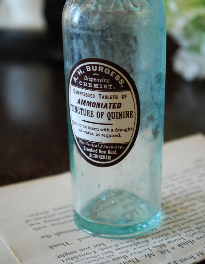 アンティーク ガラスボトル　アンティーク雑貨　ステッカー付きアンティークガラスボトル( TINCTURE OF QUININE )。ほっこりした気分になるアンティークのガラス瓶今の時代、プラスチックやペットボトルが当たり前だけれど、当時はこんなに可愛いビンの中に入れられていたんだな･･･って。(m-1504-z)