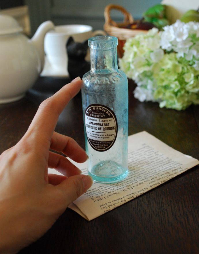アンティーク ガラスボトル　アンティーク雑貨　ステッカー付きアンティークガラスボトル( TINCTURE OF QUININE )。一つ一つ違うガラスの表情なんとなくゆがんでいたり、気泡が入っていたり･･･そこがアンティークらしさです。(m-1504-z)