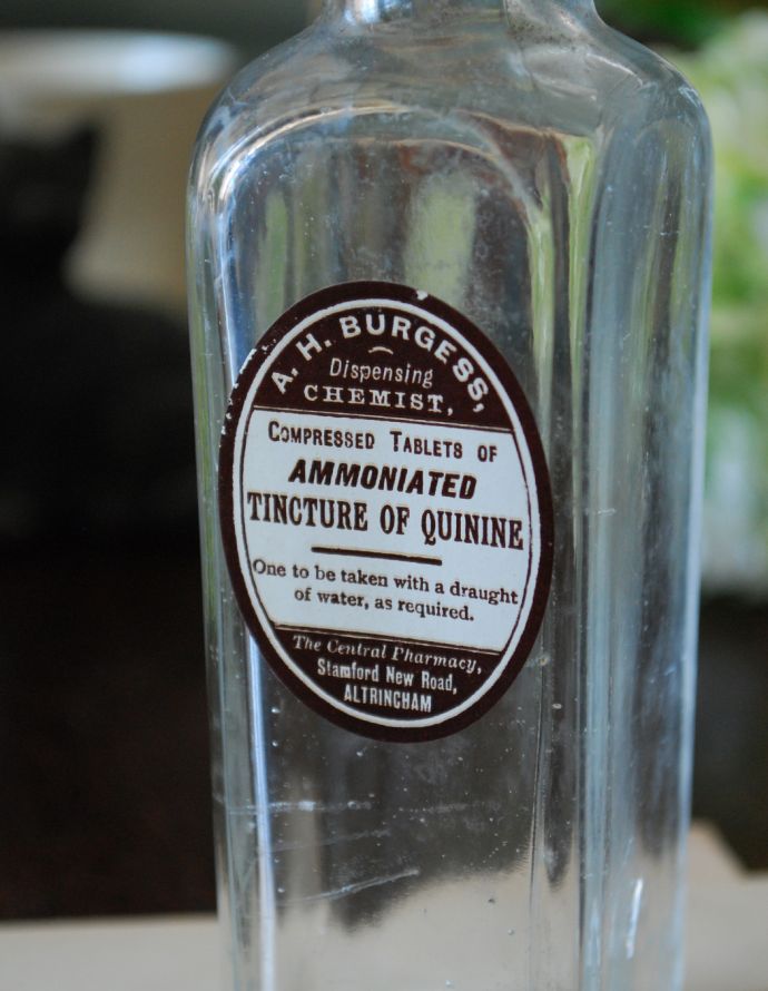 アンティーク ガラスボトル　アンティーク雑貨　ステッカー付きアンティークガラスボトル( TINCTURE OF QUININE )。ほっこりした気分になるアンティークのガラス瓶今の時代、プラスチックやペットボトルが当たり前だけれど、当時はこんなに可愛いビンの中に入れられていたんだな･･･って。(m-1505-z)