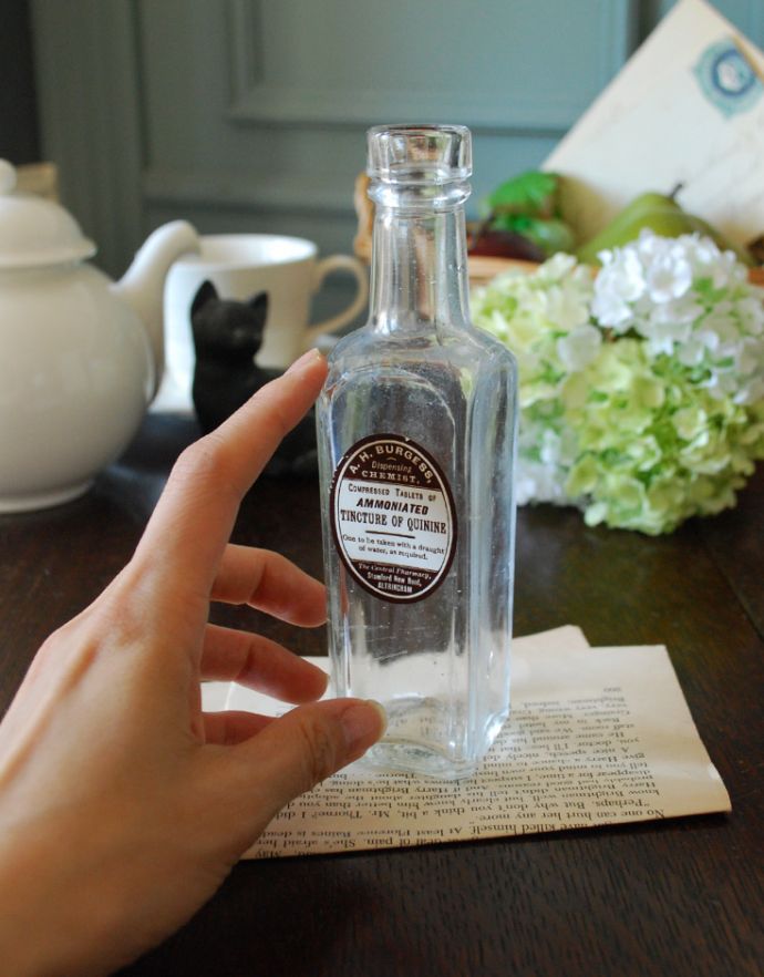 アンティーク ガラスボトル　アンティーク雑貨　ステッカー付きアンティークガラスボトル( TINCTURE OF QUININE )。一つ一つ違うガラスの表情なんとなくゆがんでいたり、気泡が入っていたり･･･そこがアンティークらしさです。(m-1505-z)