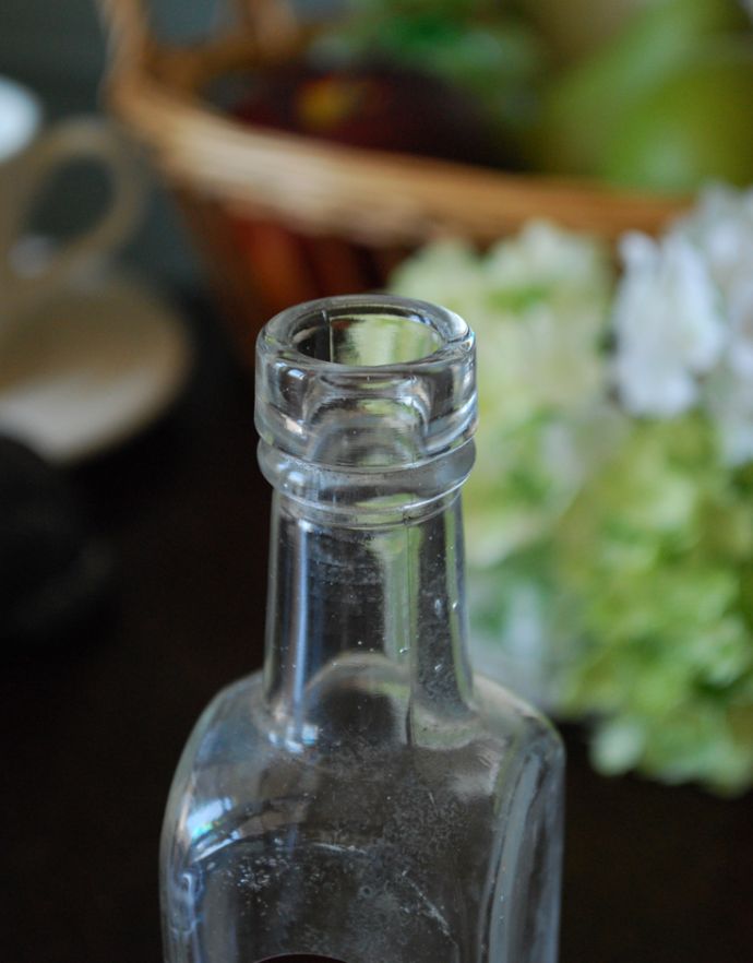 アンティーク ガラスボトル　アンティーク雑貨　ステッカー付きアンティークガラスボトル( TINCTURE OF QUININE )。上から見ると・・・アンティークなので多少のキズ・汚れがある場合があります。(m-1505-z)