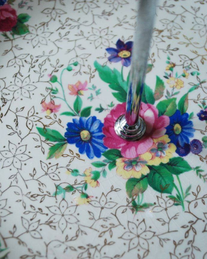 アンティーク 陶磁器の雑貨　アンティーク雑貨　ミッドウィンター社のスタイルクラフト、アンティーク「チンツ」コンポート（ケーキスタンド）。英国式アフタヌーンティーを楽しむアイテム英国の本格的なアフタヌーンティーをご自宅で気軽に楽しんでいただけます。(m-1544-z)