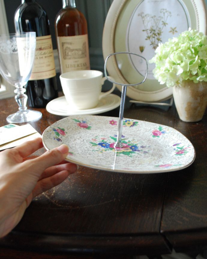 アンティーク 陶磁器の雑貨　アンティーク雑貨　ミッドウィンター社のスタイルクラフト、アンティーク「チンツ」コンポート（ケーキスタンド）。たっぷり乗せて使えますフルーツはもちろん、アクセサリーを置いたり朝食のパンやおやつ、お菓子など、いろんな使い方で楽しんで下さい。(m-1544-z)