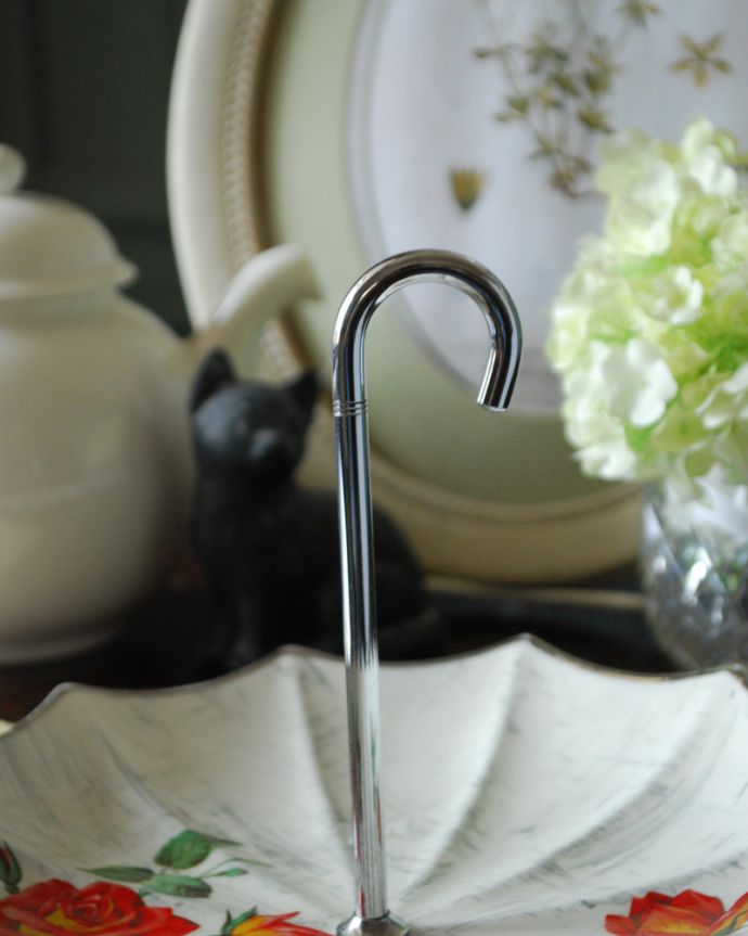 アンティーク 陶磁器の雑貨 アンティーク雑貨 イギリス製アンティーク雑貨、ミッドウィンター社のアンブレラケーキスタンド(ローズ)。持ち手はこんな感じです。(m-1546-z)