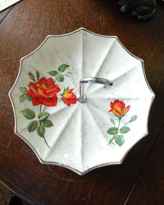 アンティーク 陶磁器の雑貨 アンティーク雑貨 イギリス製アンティーク雑貨、ミッドウィンター社のアンブレラケーキスタンド(ローズ)。クラシカルな赤いローズがデザインされています。(m-1546-z)