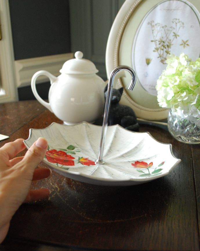 アンティーク 陶磁器の雑貨 アンティーク雑貨 イギリス製アンティーク雑貨、ミッドウィンター社のアンブレラケーキスタンド(ローズ)。ケーキやクッキーを乗せて、優雅なアフタヌーンティーをどうぞ。(m-1546-z)