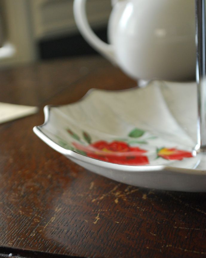 アンティーク 陶磁器の雑貨 アンティーク雑貨 イギリス製アンティーク雑貨、ミッドウィンター社のアンブレラケーキスタンド(ローズ)。横から見るとこんな感じです。(m-1546-z)