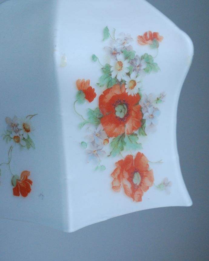 ペンダントライト　照明・ライティング　ミルクガラスに華やかなお花がデザインされたアンティークペンダントライト（コード・シャンデリア電球・ギャラリーなし）。。(m-1569-z)