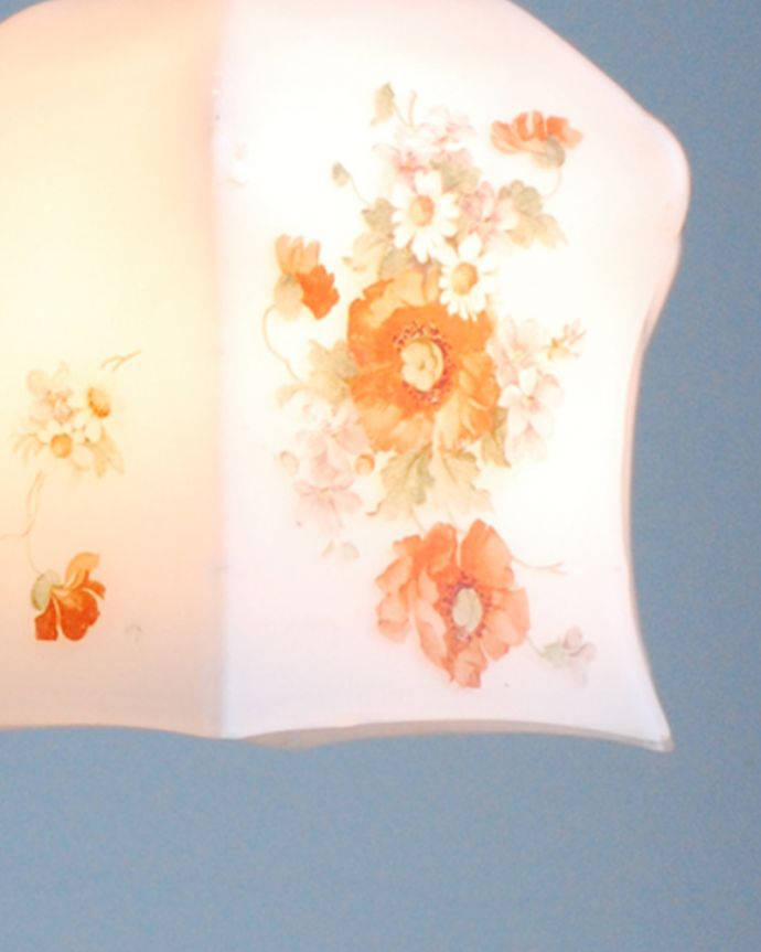 ペンダントライト　照明・ライティング　ミルクガラスに華やかなお花がデザインされたアンティークペンダントライト（コード・シャンデリア電球・ギャラリーなし）。。(m-1569-z)