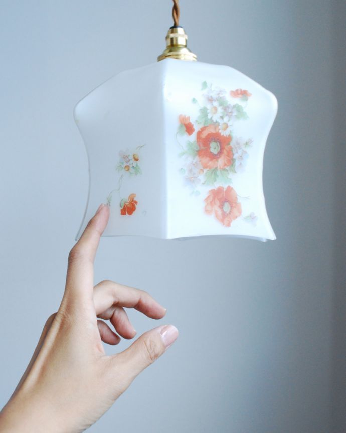 ペンダントライト　照明・ライティング　ミルクガラスに華やかなお花がデザインされたアンティークペンダントライト（コード・シャンデリア電球・ギャラリーなし）。。(m-1569-z)