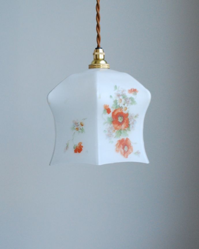 ペンダントライト　照明・ライティング　ミルクガラスに華やかなお花がデザインされたアンティークペンダントライト（コード・シャンデリア電球・ギャラリーなし）。。(m-1569-z)