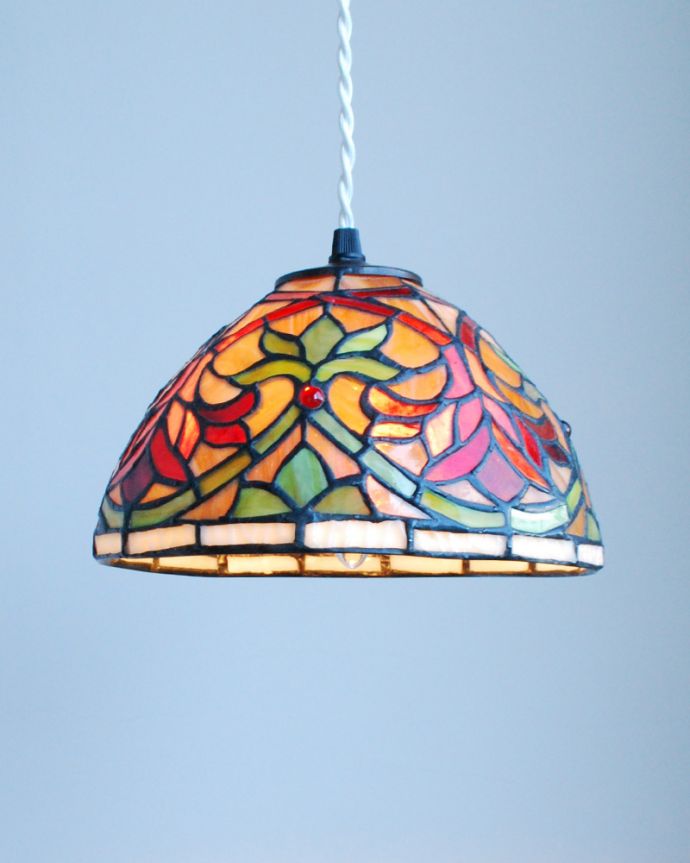 ペンダントライト 照明・ライティング いろんな色のガラスが可愛いアンティーク風のステンドグラスペンダントライト(コード・E17球付き・ギャラリーなし)。お部屋のアクセサリーを楽しんでみませんか?ガラスシェードのペンダントライトは気軽で使いやすく人気の照明器具。(m-1573-z)