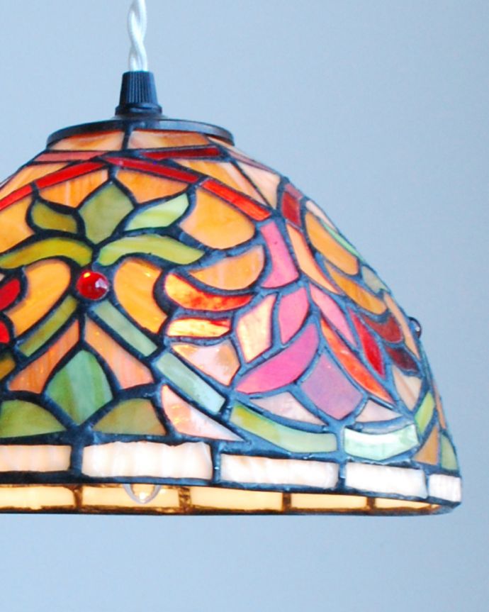 ペンダントライト 照明・ライティング いろんな色のガラスが可愛いアンティーク風のステンドグラスペンダントライト(コード・E17球付き・ギャラリーなし)。夜になって灯りを点けると・・・ガラスのシェードはとても優しい雰囲気。(m-1573-z)