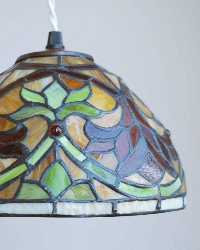 ペンダントライト 照明・ライティング いろんな色のガラスが可愛いアンティーク風のステンドグラスペンダントライト(コード・E17球付き・ギャラリーなし)。1つ1つ微妙に違っていますシェードは手作りなので、誤差があったり、気泡やキズ、汚れが入っている場合もあります。(m-1573-z)