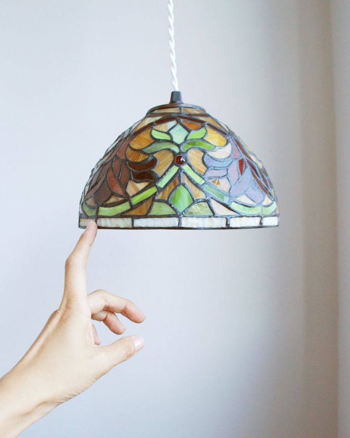 ペンダントライト 照明・ライティング いろんな色のガラスが可愛いアンティーク風のステンドグラスペンダントライト(コード・E17球付き・ギャラリーなし)。可愛らしいデザイン&サイズもともとアンティークをモチーフにしたデザインなので、灯りが点いていない時も可愛いフォルムでお部屋を彩ってくれます。(m-1573-z)