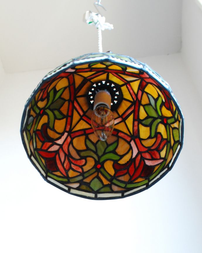 ペンダントライト 照明・ライティング いろんな色のガラスが可愛いアンティーク風のステンドグラスペンダントライト(コード・E17球付き・ギャラリーなし)。LEDも使えます日本球仕様でオーバーホウルしたので安心して使えます。(m-1573-z)