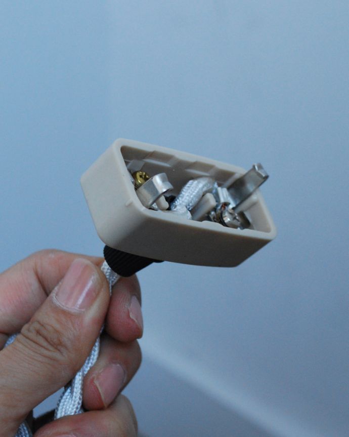 ペンダントライト 照明・ライティング いろんな色のガラスが可愛いアンティーク風のステンドグラスペンダントライト(コード・E17球付き・ギャラリーなし)。引っ掛けタイプです自分でも取り付け出来る引っ掛けシーリング仕様で加工してあります。(m-1573-z)