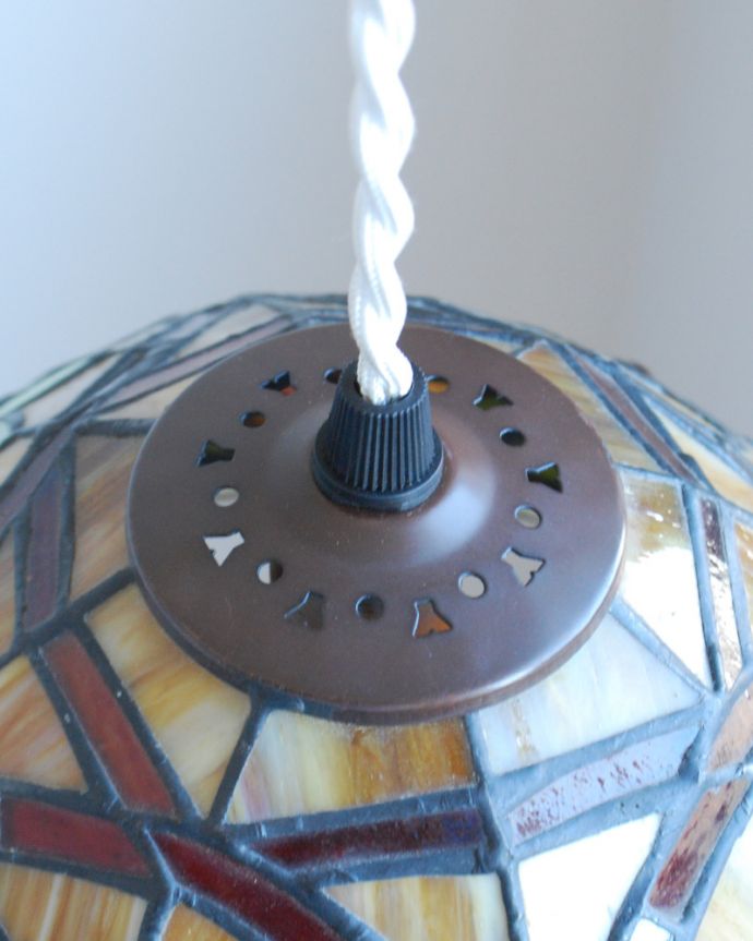 ペンダントライト 照明・ライティング いろんな色のガラスが可愛いアンティーク風のステンドグラスペンダントライト(コード・E17球付き・ギャラリーなし)。上から見ると・・・コードは日本仕様の新しいものです。(m-1573-z)