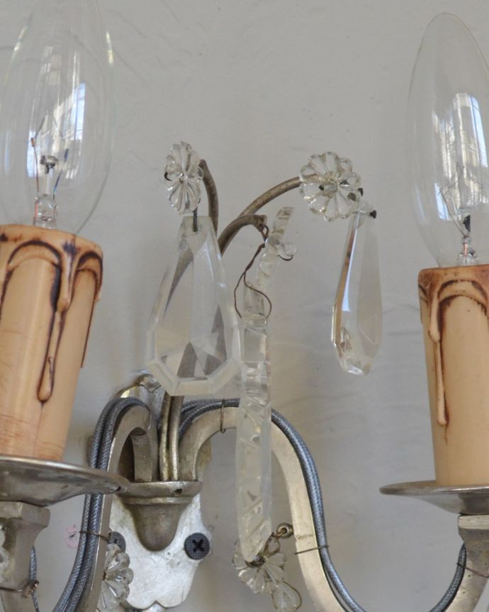 壁付けブラケット　照明・ライティング　フランスから届いたクールな印象の壁付けシャンデリア（E17型シャンデリア球　2灯）。日本仕様で修復しましたHandleの照明はアンティーク専門の職人が時間をかけて、口金も配線も日本仕様の新しいものに修理しているので、新しい日本の照明器具と変わりません。(m-1576-z)