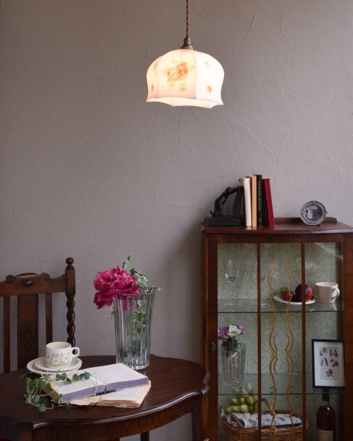 ペンダントライト　照明・ライティング　ローズがエレガントなアンティークランプシェード（コード・シャンデリア電球・ギャラリーなし）。。(m-1737-z)