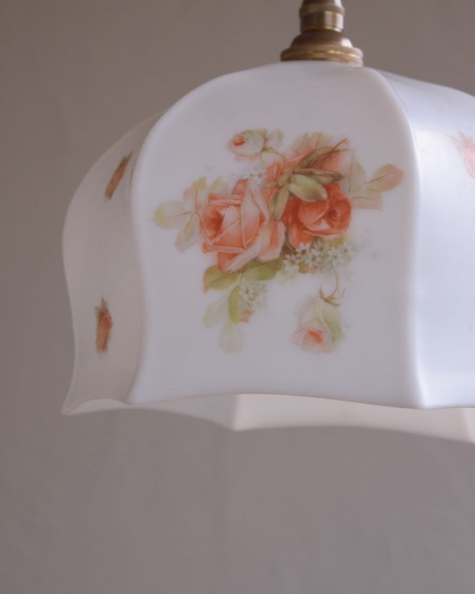 ペンダントライト　照明・ライティング　ローズがエレガントなアンティークランプシェード（コード・シャンデリア電球・ギャラリーなし）。。(m-1737-z)