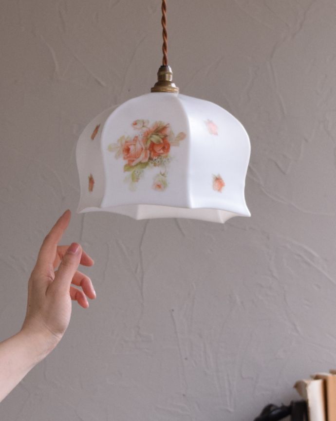 ペンダントライト　照明・ライティング　ローズがエレガントなアンティークランプシェード（コード・シャンデリア電球・ギャラリーなし）。。(m-1737-z)