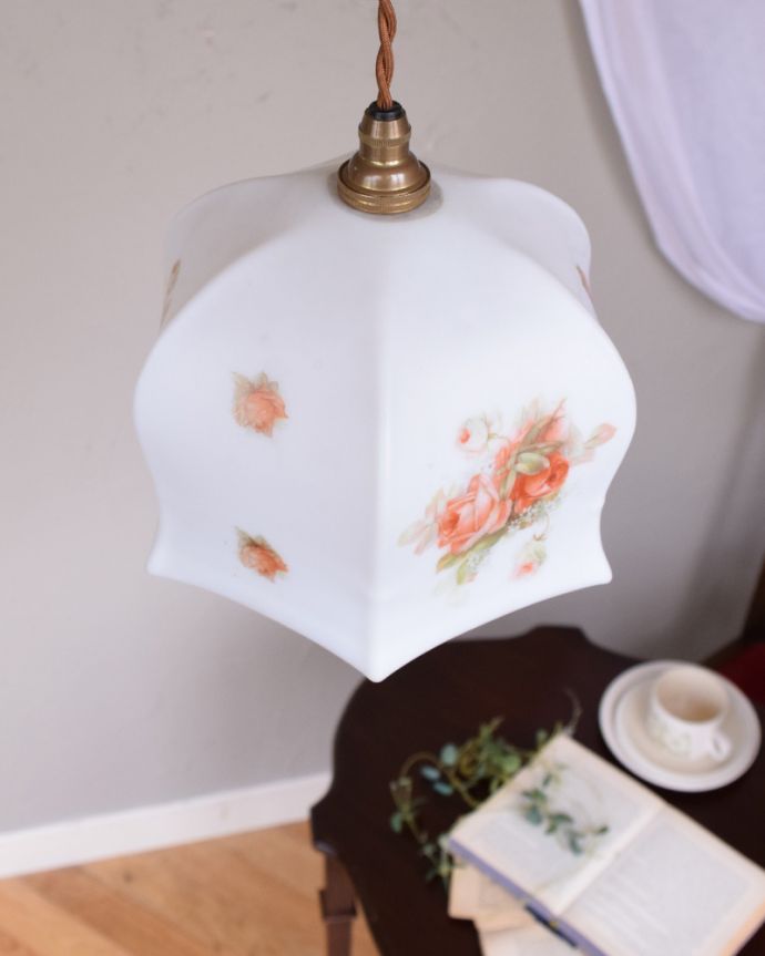 ペンダントライト　照明・ライティング　ローズがエレガントなアンティークランプシェード（コード・シャンデリア電球・ギャラリーなし）。。(m-1737-z)