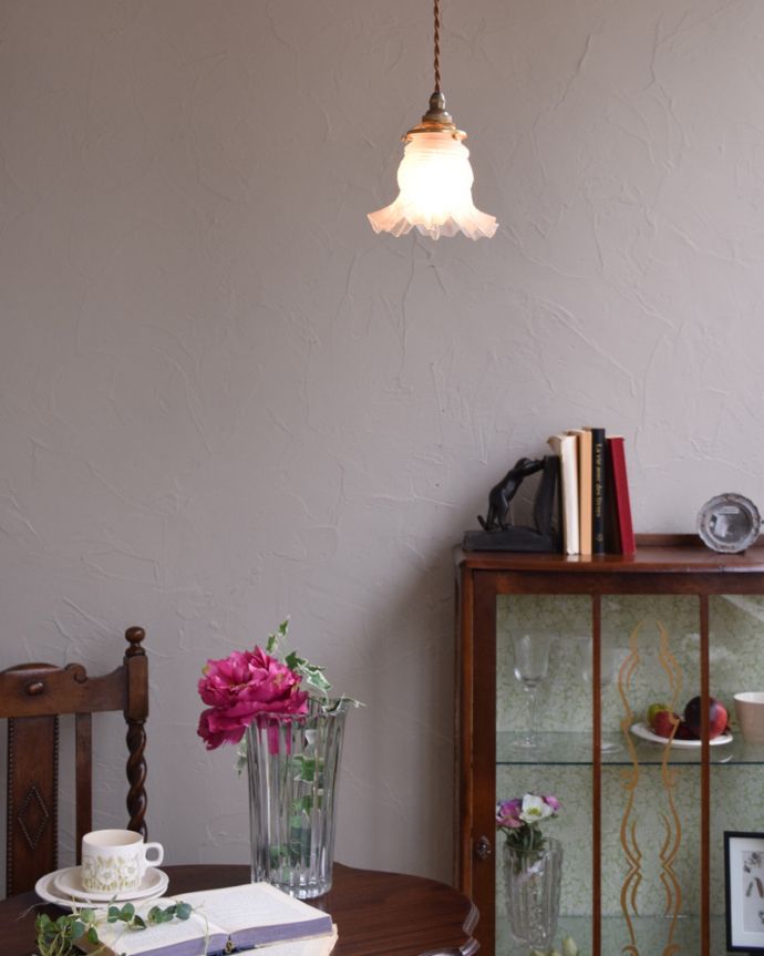 ペンダントライト　照明・ライティング　ガラスシェードのアンティークペンダントライト（コード・シャンデリア球・ギャラリーA付き）。。(m-1748-z)