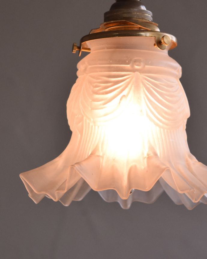 ペンダントライト　照明・ライティング　ガラスシェードのアンティークペンダントライト（コード・シャンデリア球・ギャラリーA付き）。。(m-1748-z)