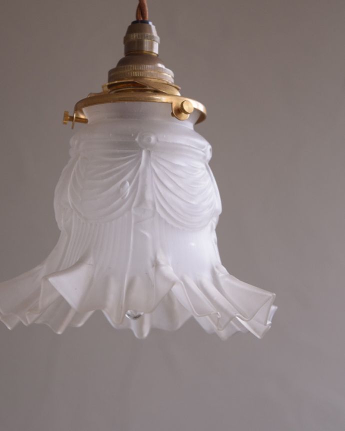 ペンダントライト　照明・ライティング　ガラスシェードのアンティークペンダントライト（コード・シャンデリア球・ギャラリーA付き）。。(m-1748-z)