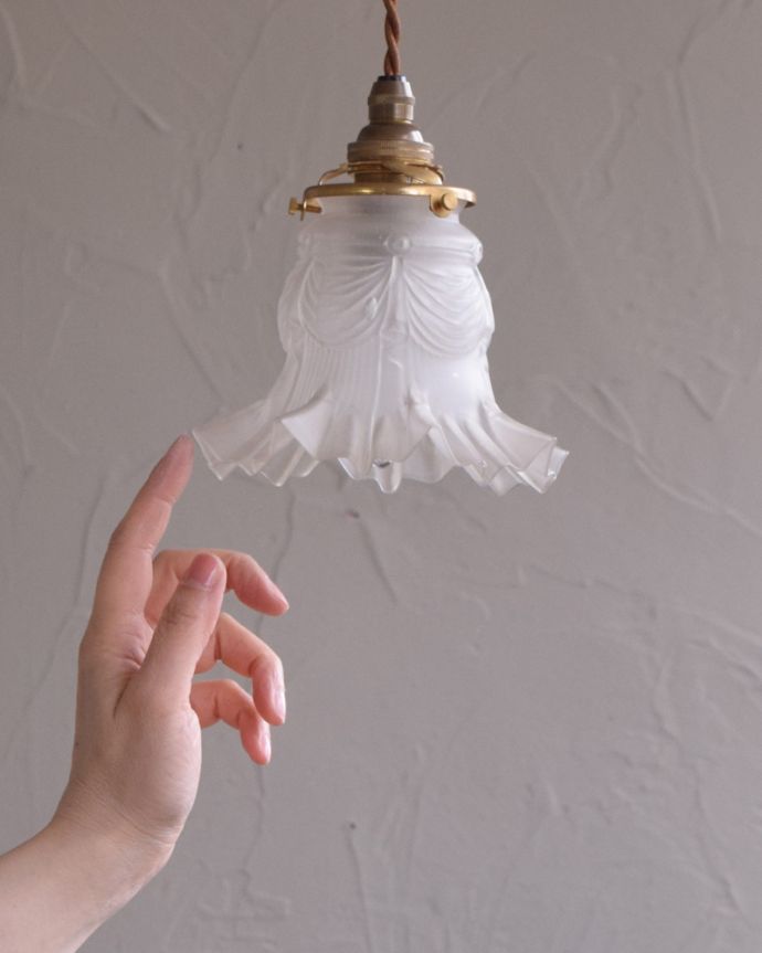 ペンダントライト　照明・ライティング　ガラスシェードのアンティークペンダントライト（コード・シャンデリア球・ギャラリーA付き）。。(m-1748-z)