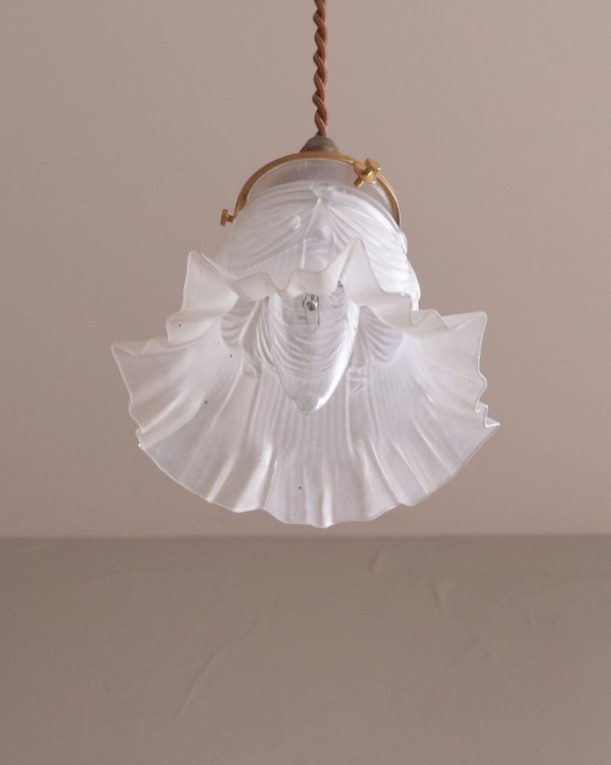 ペンダントライト　照明・ライティング　ガラスシェードのアンティークペンダントライト（コード・シャンデリア球・ギャラリーA付き）。。(m-1748-z)