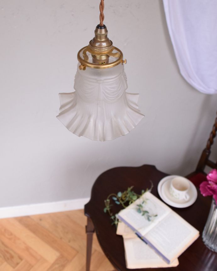 ペンダントライト　照明・ライティング　ガラスシェードのアンティークペンダントライト（コード・シャンデリア球・ギャラリーA付き）。。(m-1748-z)