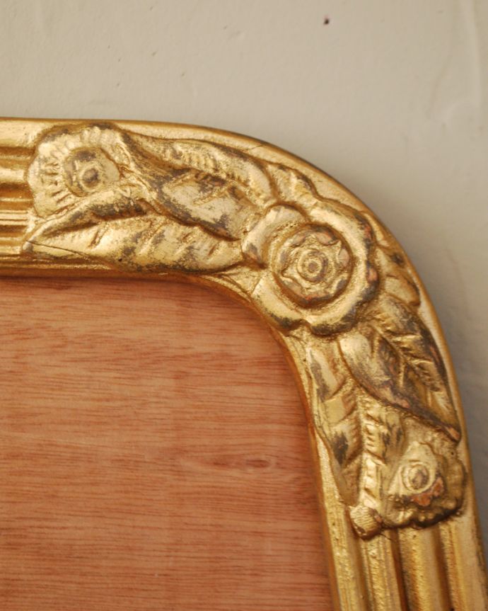 アンティーク その他の雑貨　アンティーク雑貨　フランスのアンティーク雑貨、薔薇の装飾が素敵なゴールドペイントのフレーム。壁からオシャレを作ってみませんか？壁に掛けるだけであっという間にオシャレなお部屋を作ってくれるフレームを使って、気軽にお部屋をイメージチェンジしてみませんか？。(m-1805-z)