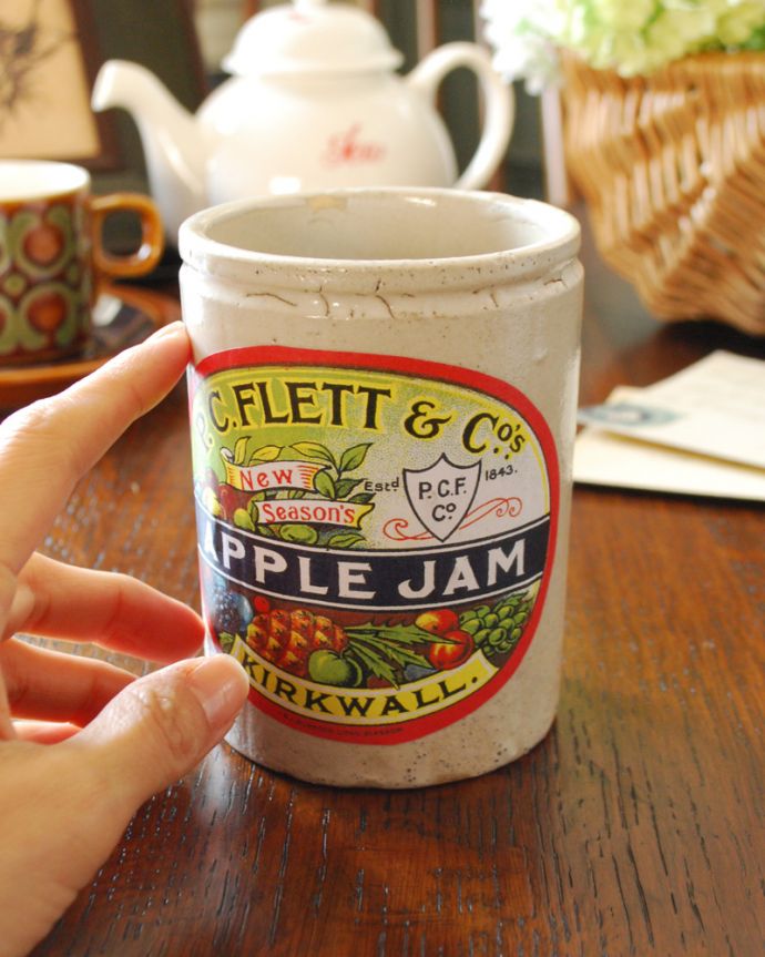 アンティーク 陶磁器の雑貨　アンティーク雑貨　アンティークの陶器ジャー、ラベル付きのジャムポット「APPLE」。いろいろ便利に使えます筆記用具やキッチンツール、いろんなものを立ててオシャレに自分だけの使い方を楽しんで下さい。(m-1806-z)