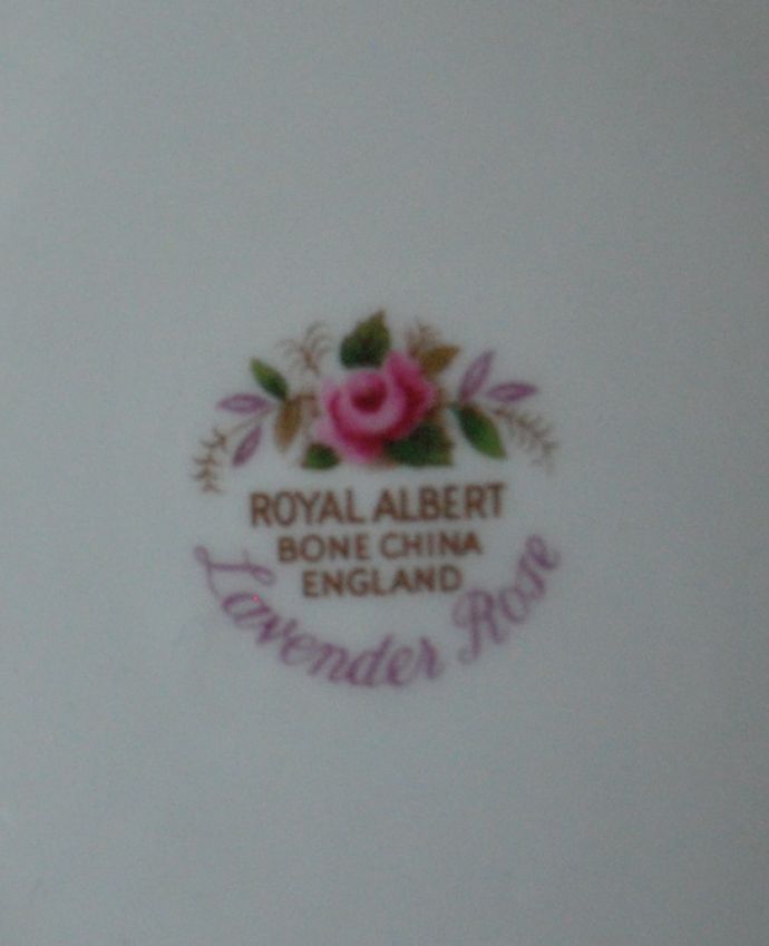 アンティーク 陶磁器の雑貨 アンティーク雑貨 ロイヤルアルバート社(Royal Albert社 )のラベンダーローズのポット。裏側には品質の証バックスタンプに可愛い絵が描かれているのもロイヤルアルバートの魅力です。(m-1818-z)